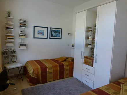 Schlafzimmer mit zwei 2,00 x 0,90 m Betten mit Bettkästen, sehr guter Matratze und verstellbarem Sprungrahmen, 2. Fernsehgerät