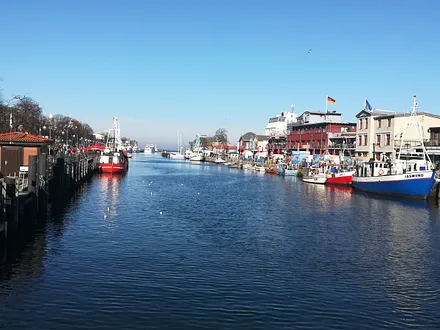Der Alte Strom mit Fischer- und Ausflugsbooten, rechts der Fischmarkt - ca. 5 Minuten von unserer Wohnung entfernt