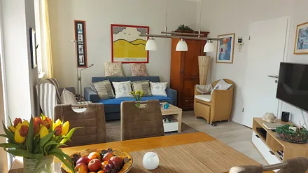 Wohnbereich mit Fernseher und Heimkino-Anlage