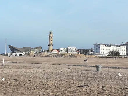 der riesige Sandstrand, Leuchtturm und Teepott auf der Promenade - keine 5 Minuten von unserer Wohnung entfernt