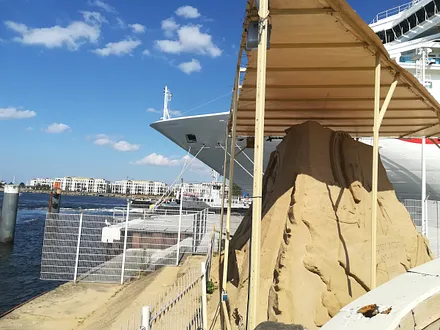 jeden Sommer: Sandskulpturen am Pier 7 - Blick auf die Hohe Düne, zu erreichen mit der Fähre