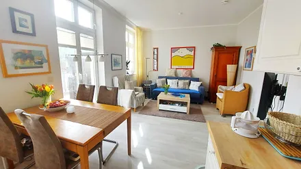 Blick auf Fernseher, Küchenbereich und Terrasse