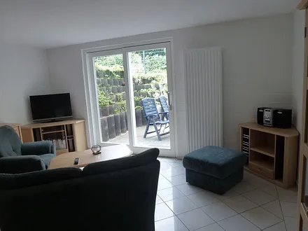 Wohnraum mit Blick auf die Terasse 