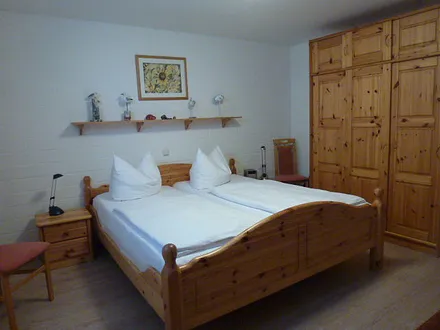 Schlafzimmer mit dreitürigen Kleiderschrank 