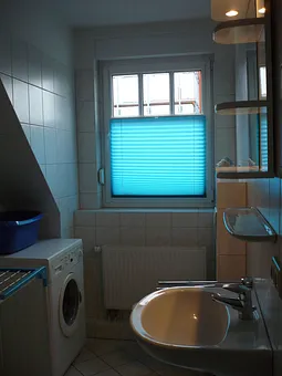 Bad mit Dusche und Waschmaschine