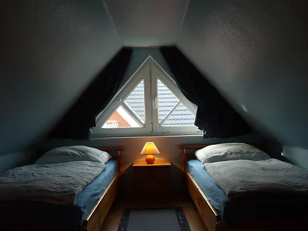 oberer Schlafbereich mit zwei Einzelbetten