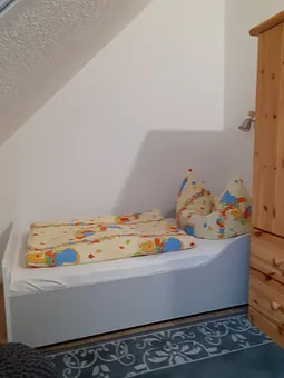 Kinderbett im Schlafzimmer der Eltern