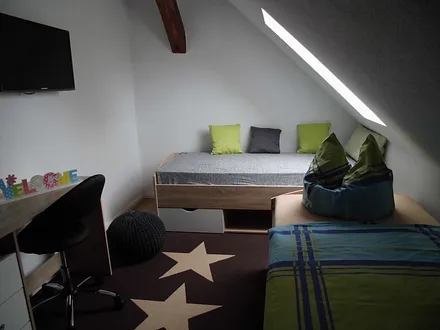 Kinderzimmer Fewo I mit 2 Einzelbetten, TV, Schreibtisch, Schrank