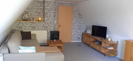 Gemütliche Fernsehecke im Wohnzimmer mit elektr. Kamin