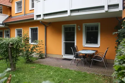 Terrasse mit kleinem Naturgarten