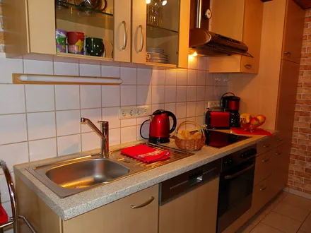 Küche mit Geschirrspüler,Kühlschrank und Backofen mit Cerankochfeld