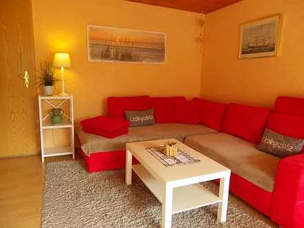 Wohn-Esszimmer mit Smart TV und gemütlicher Kuschelecke