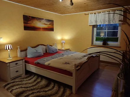 Erstes Schlafzimmer mit Kleiderschrank,Verdunkelungrollos Bild 1