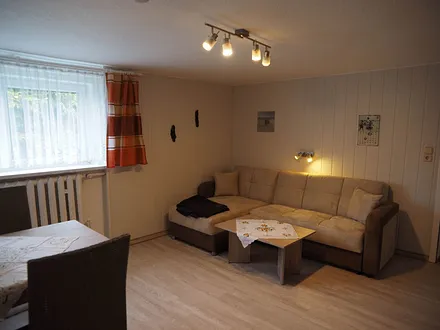 Wohnzimmer mit Couchtisch und Essecke