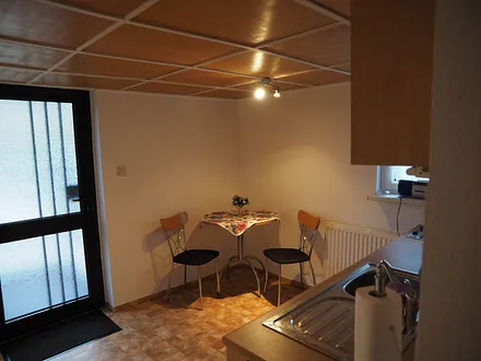 Küche/Tisch/2 Sitzmöglichkeiten