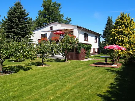 gepflegtes  Grundstück der Eigentümer/Wohnhaus der Eigentümer/oben)