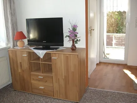 Wohnzimmer mit Blick zur Terrasse