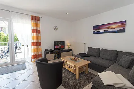 Das großzügige Wohnzimmer mit Sitzecke und Küchenzeile 