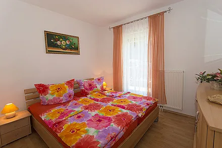 Eines von zwei Schlafzimmern mit Doppelbett