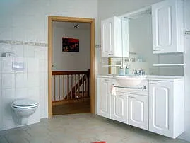 Bad mit Dusche im Obergeschoss