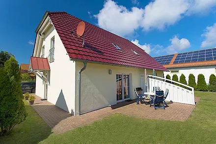 Ferienhaus mit zwei Ferienwohnungen und Terrassen sowie Liegewiese zum Spielen und Grillen 