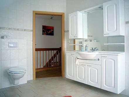 Bad mit Dusche im Obergeschoss