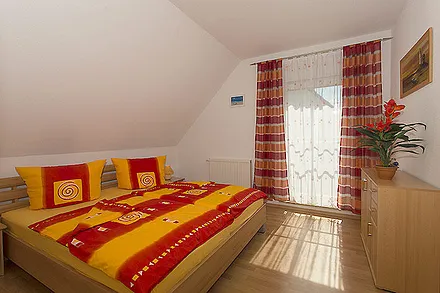 Eines von zwei Schlafzimmern mit Doppelbett