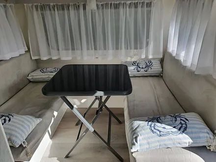 Wohnwagen nur für die Übernachtung von max 2 Kindern mit Bett 180 x 200 , Sat  TV  und DVD