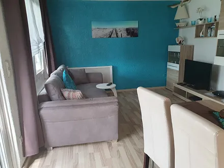 Schlafzimmer mit Doppelbett 1,80 x 2,00 m und Sat-TV und DVD