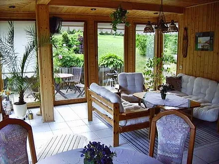 Wohnraum mit freiem Zugang zum Garten