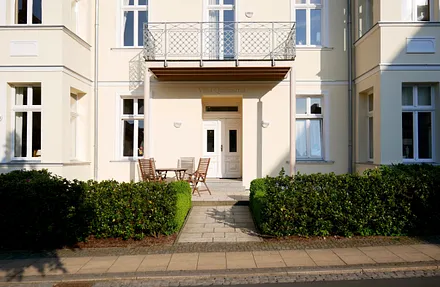 Terrasse mit Wohnungseingang