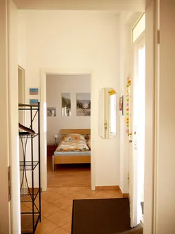 Blick aus dem Flur ins Schlafzimmer