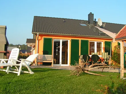 linke Haushälfte, Südseite mit Terrasse, Liegewiese, Grillkamin und Gartenhaus für Fahrräder