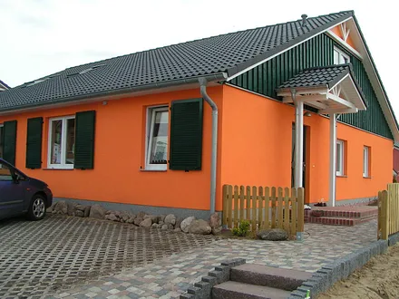 vor dem Haus befinden sich 2 Parkplätze, der Eingang ist über eine geneigte Ebene erreichbar