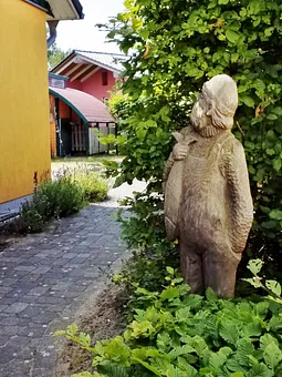 ....... der Fischer "bewacht" das Haus ..............