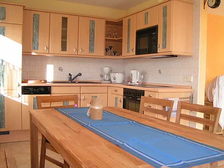 großzügige Küche mit kompletter Ausstattung, großer Esstisch 