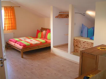 Wohn- und Schlafraum im Obergeschoss mit Doppelbett und eingebautem Alkovenbett (rechts), sehr beliebt bei den Kindern und Leseecke mit CD-Player(nicht im Bild)
