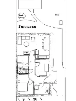 Grundriss untere Etage mit Außengelände (rollstuhlgerechter Zugang zum Haus, 2 Parkplätze, großzügige Terrasse mit Sandkasten)