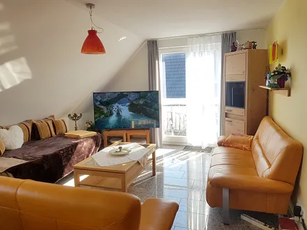 Helles Wohnzimmer mit großem 65" Fernseher