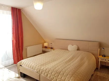 Modernes Schlafzimmer mit Zugang zum Balkon und mit Wasserblick