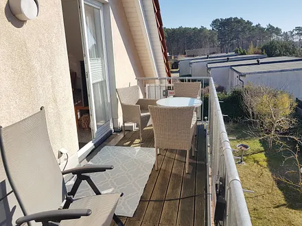 Großer, möblierter Balkon mit Tisch, Relaxstühlen und Strandkorb