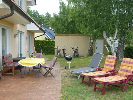 Großzügige, geschützte Terrasse hinter dem Haus, mit schönem Garten und Beleuchtung
