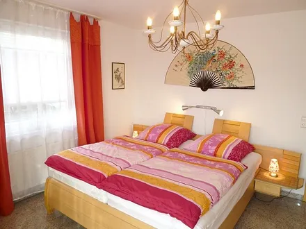 Hochwertiges und geräumiges Schlafzimmer mit großem Schrank, Echtholz furniert, Babybett und eine Aufbettung auf Wunsch möglich