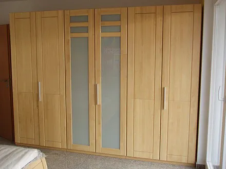 Großer, chicer Kleiderschrank, vom großzügigen Schlafzimmer hat man einen direkten Ausgang zur Terrasse