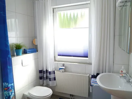 Modernes Bad mit Dusche und WC