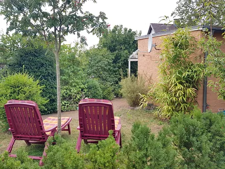 2 Rollliegen im Garten inmitten einer traumhaft idyllischen Umgebung