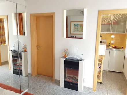 Blick vom Wohnzimmer in die separate Küche mit Fenster, Vollausstattung mit Mikrowelle, Grill, Wasserkocher usw.