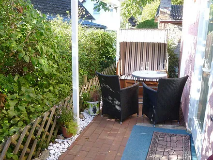 Geschützter Platz im Grünen mit Strandkorb, Essbereich und Liegen