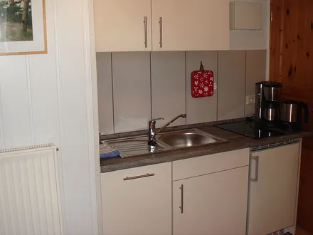 Moderne Küchenzeile mit Geschirrspüler