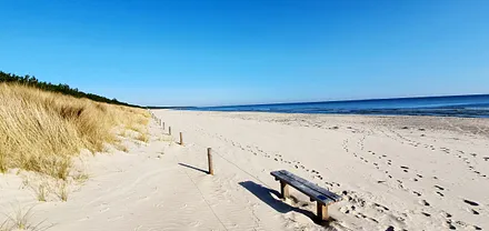 Das Haus liegt direkt hinter den Dünen